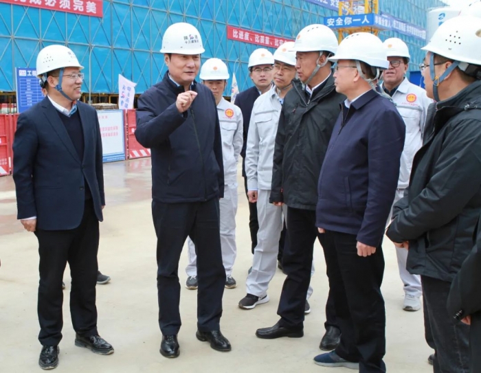 省人大常委會(huì)副主任、省...